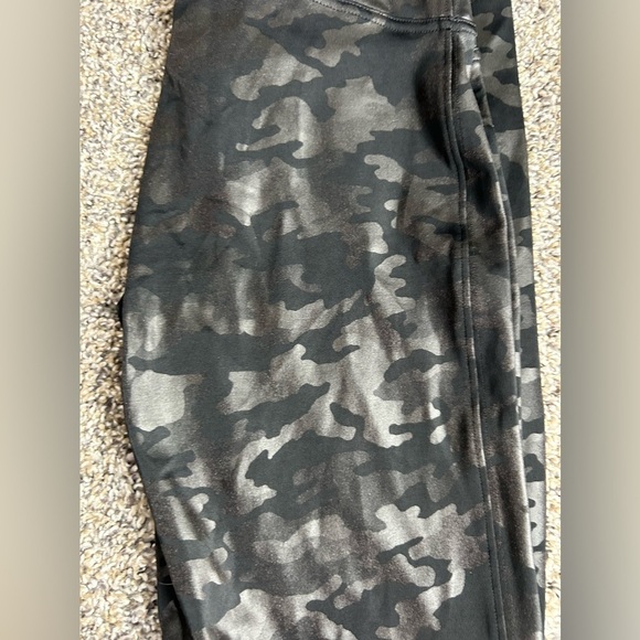 SPANX NWOT camo legging with sheen size medium - Picture 3 of 7